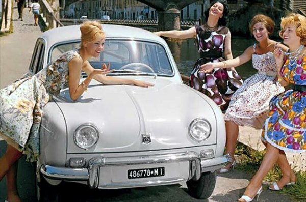 Alfa Romeo Dauphine се роди роден по икономически причини. Renault се нуждаеше от рентабилен начин за разпространение на своите автомобили в Италия. Alfa Romeo &ndash; собственост на италианското правителство по онова време, търсеше обемен модел, за да държи работниците заети. Alfa се съгласи да произвежда Dauphine в своята фабрика в Милано. Renault обеща да разпространява моделите на Alfa чрез дилърската си мрежа във Франция.

Dauphine изглеждаше точно като своя френски събрат, с изключение на незначителни детайли като специфични за марката емблеми на предните калници и над задния номер. Механичните промени включваха 12-волтова електрическа система вместо шестволтовата  на Renault.

Alfa Romeo също произвеждшеа Ondine (по-луксозен Dauphine) и 4. Renault прекрати партньорството през 1964 година, като не е сигурно дали изпълни своята част от сделката.
